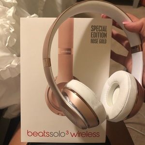 Rose gold Beats solo 3 wireless